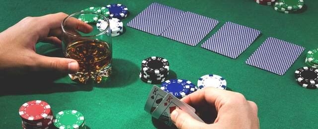 Khi tham gia đánh Poker thường xuyên thì bạn cũng sẽ nghe nhiều về Bluff