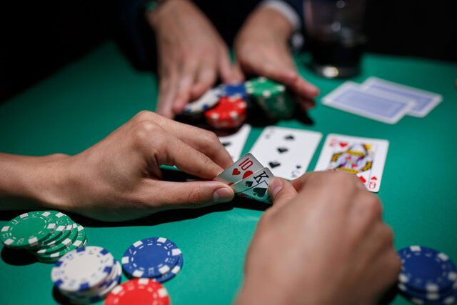Thẻ lỗ và Thẻ cộng đồng- Thuật ngữ trong Poker